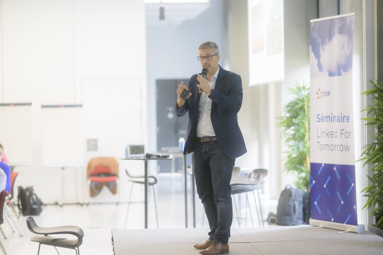 Vincent Leclerc face à un public, vu de dos depuis la scène