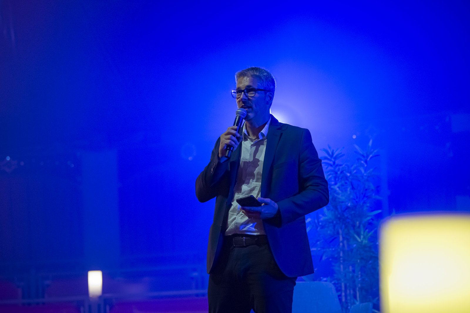 Vincent Leclerc sur scène en MC, ambiance soirée d'entreprise