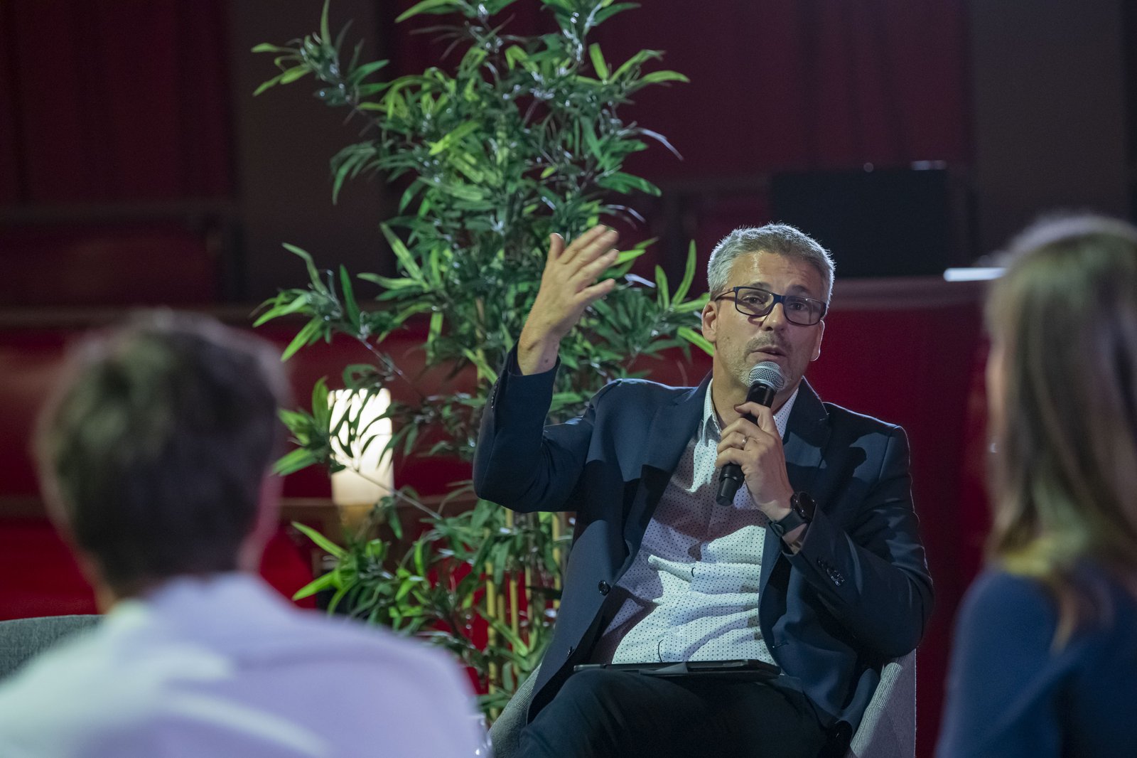 Vincent Leclerc animant une table ronde, échange entre experts