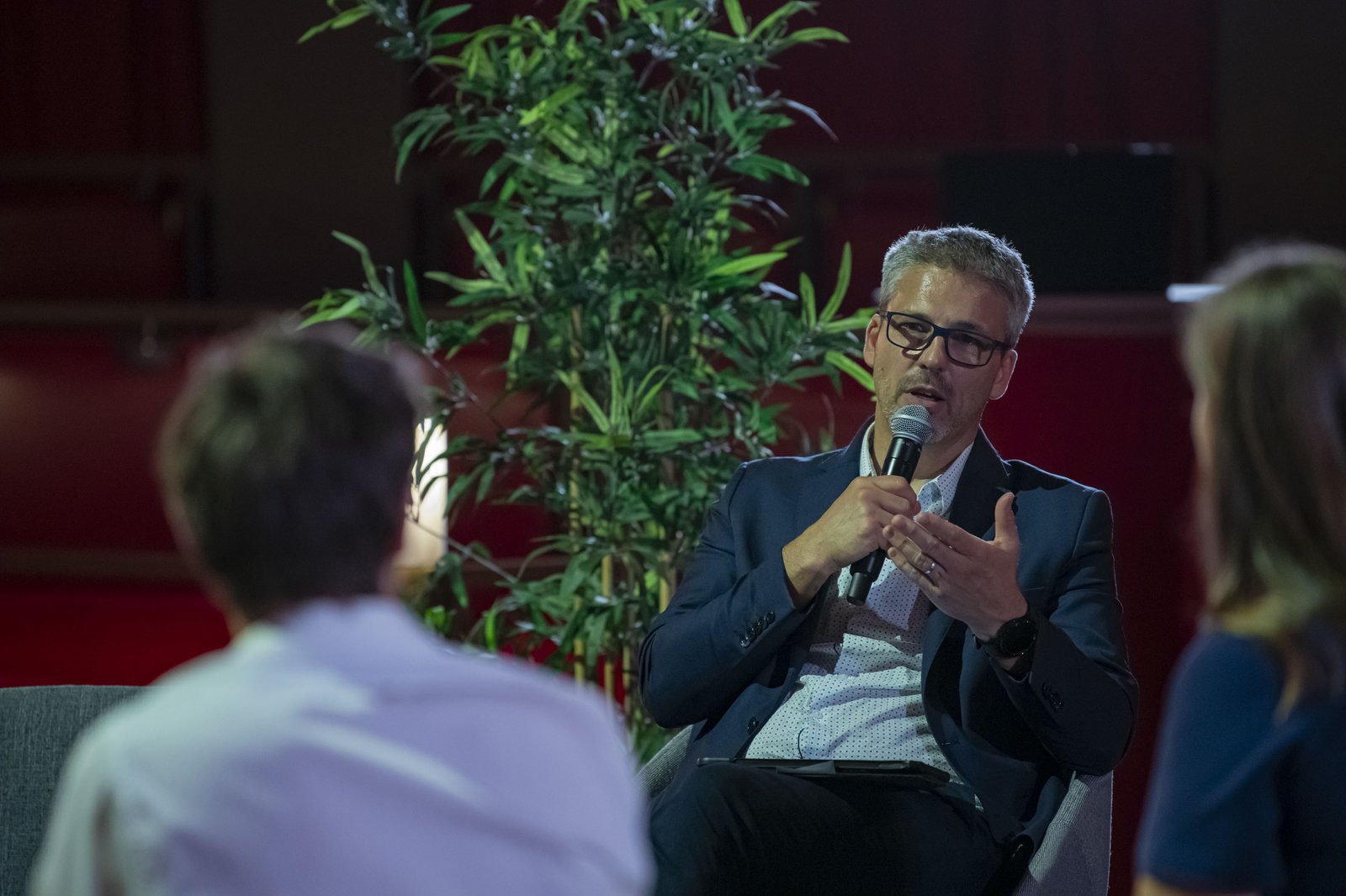 Vincent Leclerc en animation, fond bambou